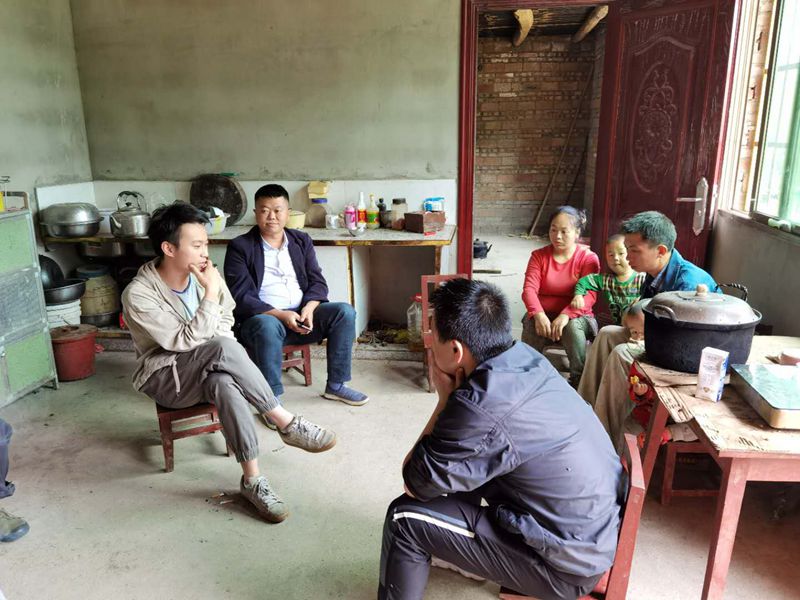 地矿股份开展爱心扶贫活动_副本.jpg