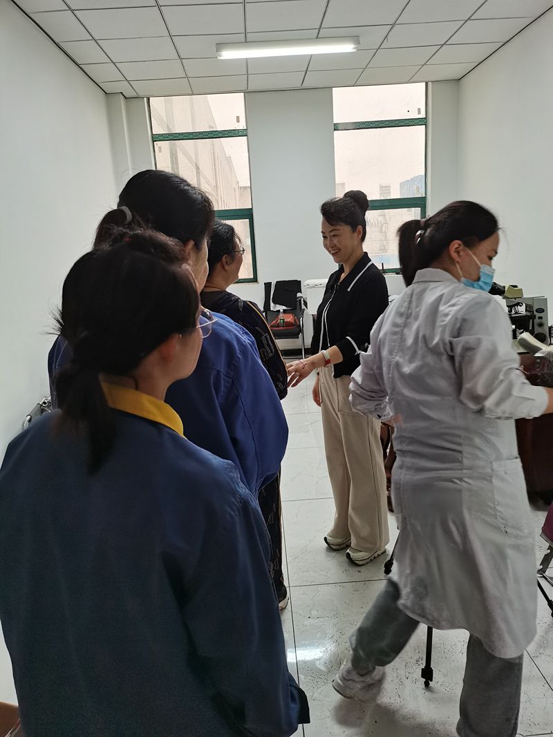 女工赵红梅作“两癌”筛查时对公司女工委主任陈冬梅对话时的场景_副本.jpg