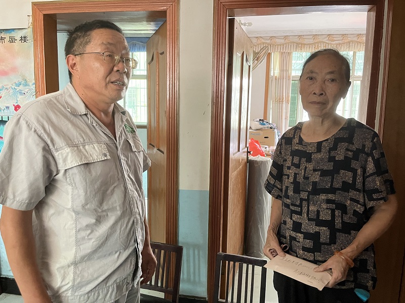 建强锰业总经理赵德军将捐款交到吴呈新母亲手中..jpg