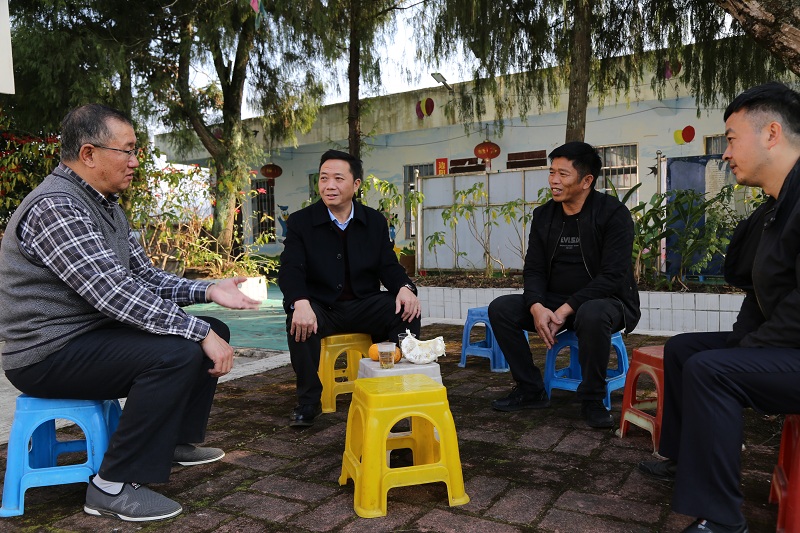 蹇明星与联心存驻村第一书记交流.JPG