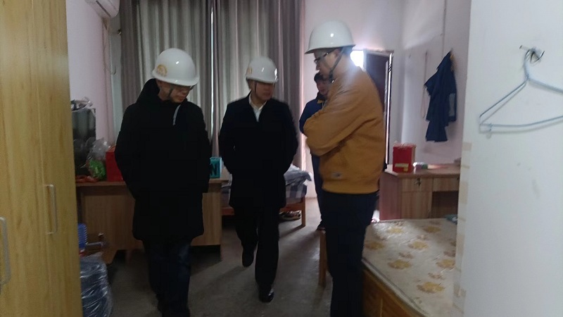 李凯总带队检查宿舍.jpg