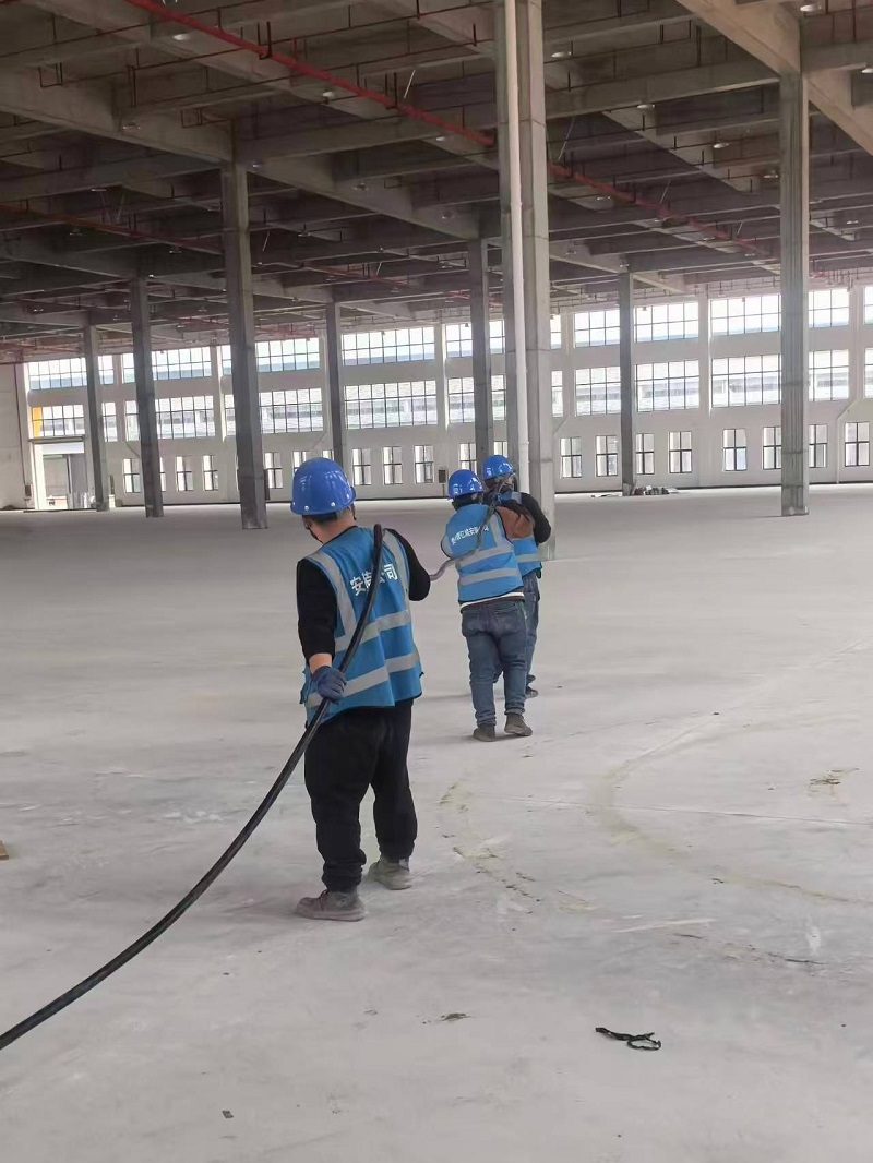 1765445934407899.jpg 工人正进行电缆铺设作业 - 副本.jpg