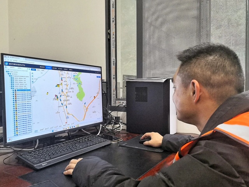 1765504789263256.jpg 调度室里张二哥正在调度车辆 - 副本.jpg