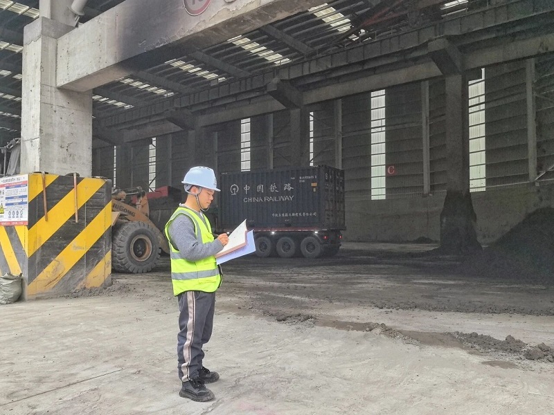 1765504820862301.jpg 马彪清晨查看磷矿生产情况 - 副本.jpg