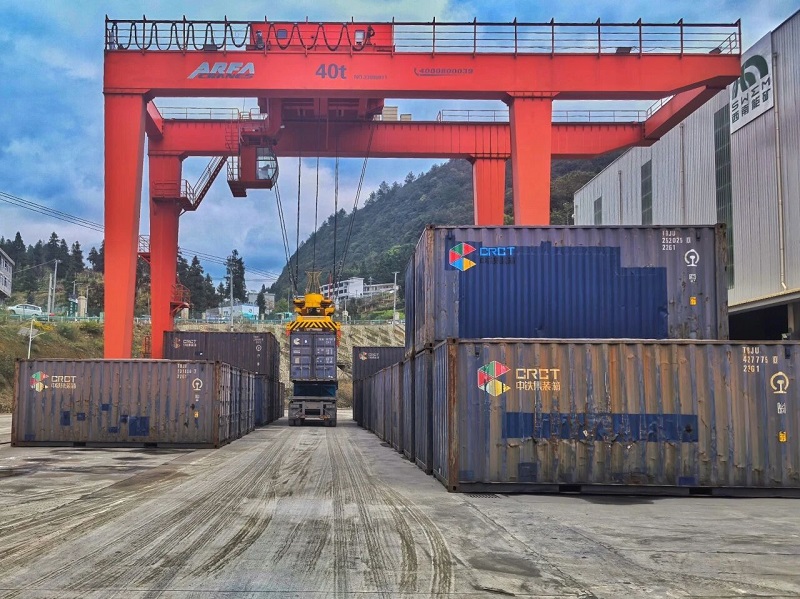 1765504848909276.jpg 龙门吊正在吊装集装箱 - 副本.jpg