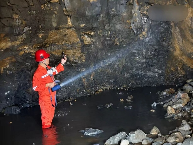 摩天冲磷矿矿长苟光强在井下工作面检查 - 副本.jpg