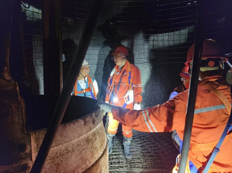 摩天冲磷矿安全副矿长王春在1620竖井检查 - 副本.jpg