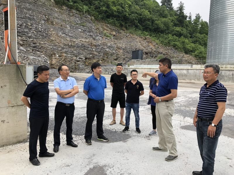 集团公司党委书记、董事长赵震海到遵义能矿调研党建和生产经营工作1.jpg