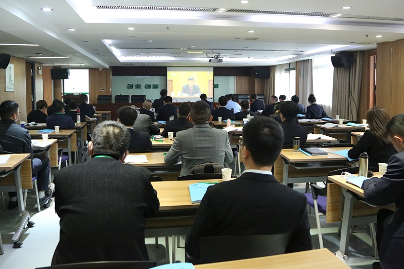 观看全国脱贫攻坚表彰大会.JPG