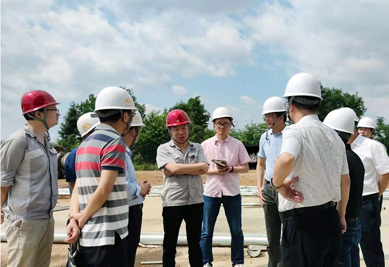 能矿锰业党委书记、董事长肖居广向检查组介绍锰冶金渣项目建设情况.jpg