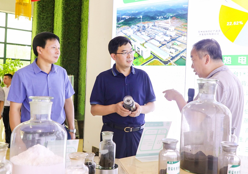 铜仁市委书记李作勋在能矿锰业展厅听取企业负责人介绍.jpg
