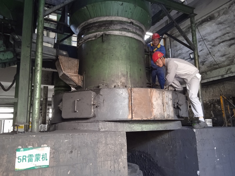新能源材料分厂党员陈波配合处理雷蒙机故障.jpg