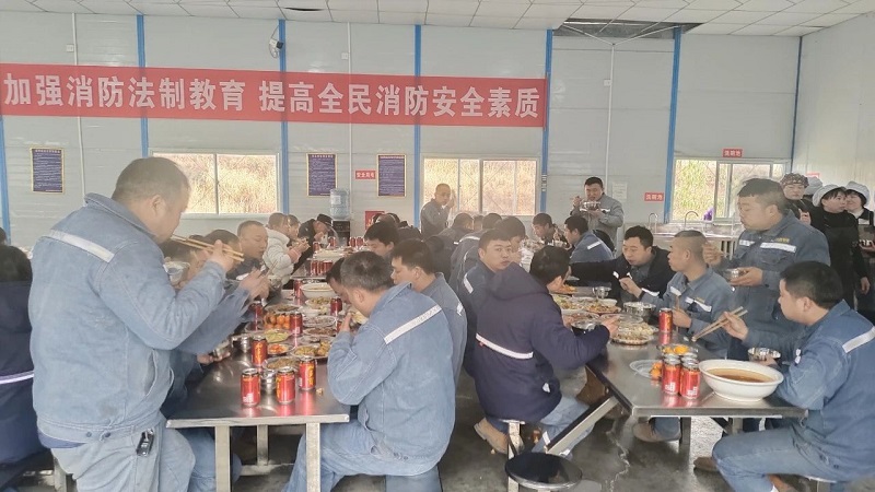 西能锌业员工围坐.jpg