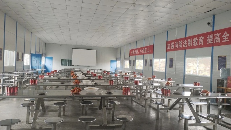 西能锌业在食堂营造出浓厚的节日氛围.jpg