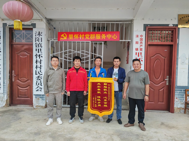 因群众工作做得好，工作队获村民赠送锦旗一面.jpg