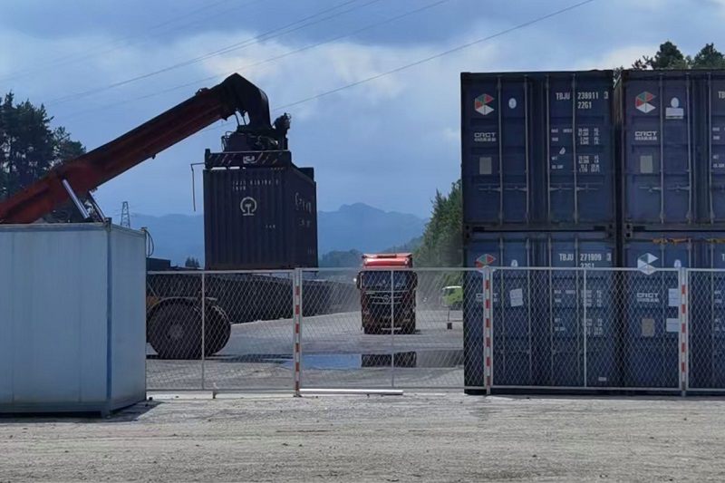 吊机正在给重卡吊装集装箱.jpg