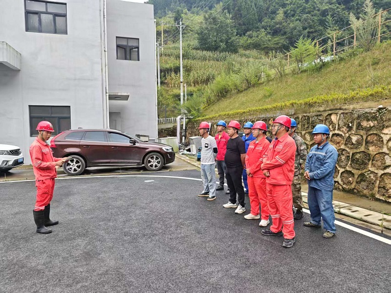 1789370899669485.jpg 文献祥对厂家、试验人员及部门同事进行安全技术交底.jpg